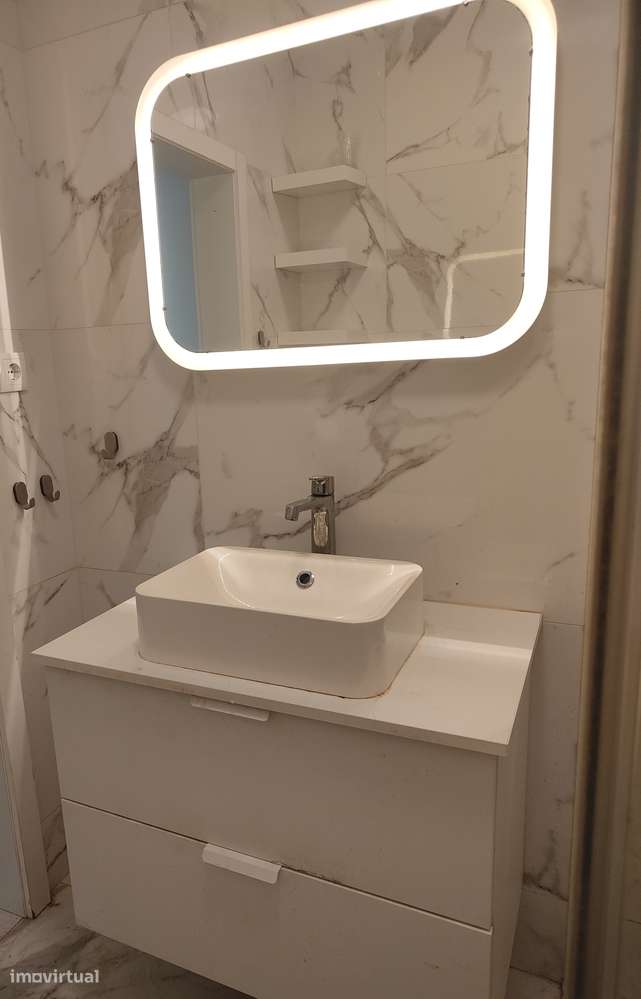 Apartamento T2 remodelado (r/c) com uma arrecadação generosa-9