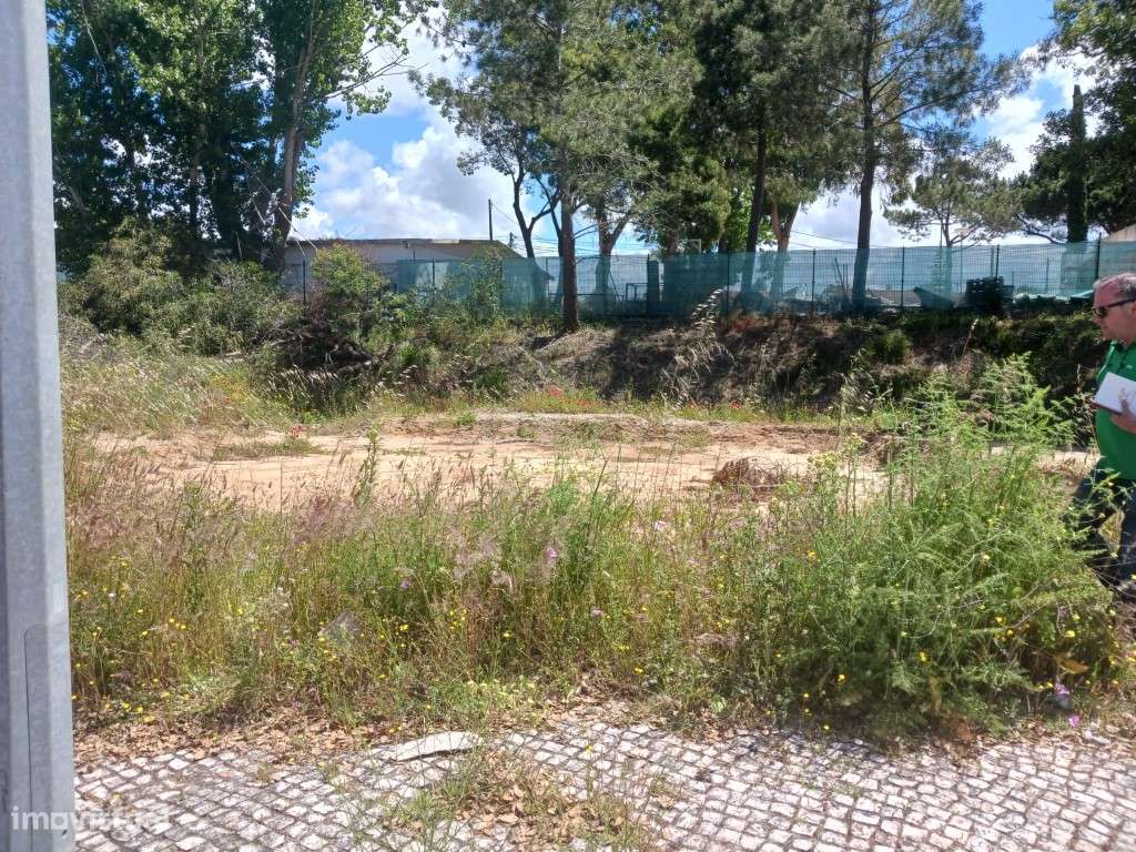 Terreno urbano localizado em urbanização - Grande imagem: 2/3