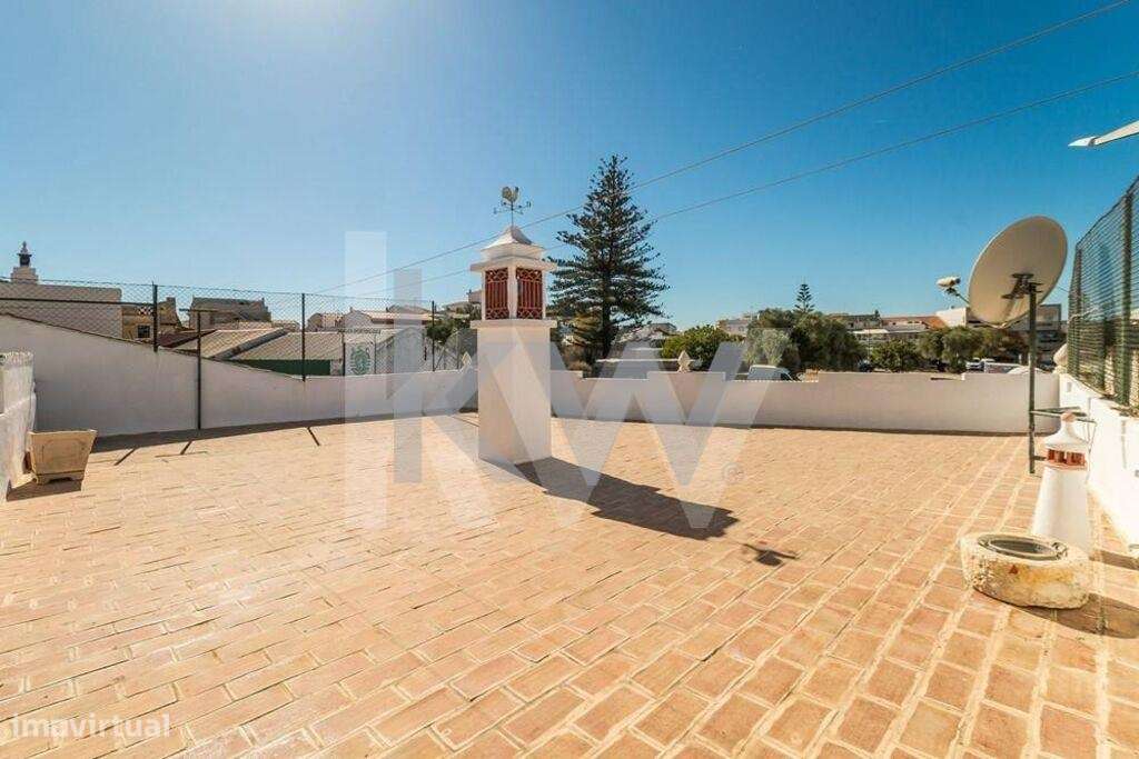 Moradia T7 em Loulé com jardim, 4 pátios e 2 garagens fechadas com arr - Grande imagem: 2/26