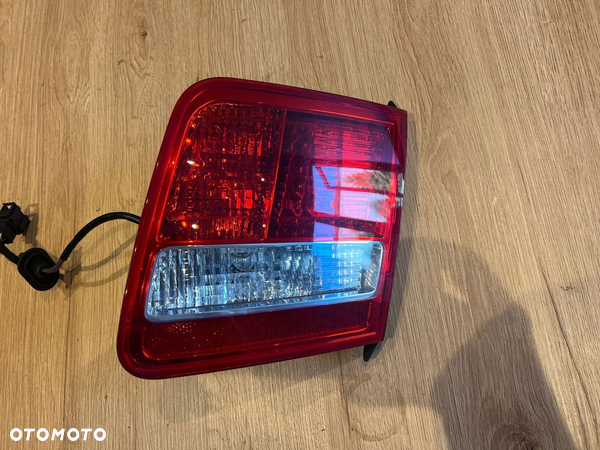 LAMPA PRAWA PRAWY TYŁ TYLNA W KLAPE AUDI A8 D3 - 1