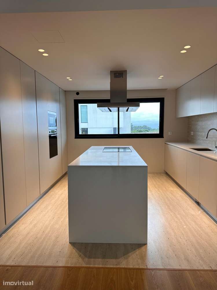 Moradia de Gaveto com dois pisos e garagem lateral-49