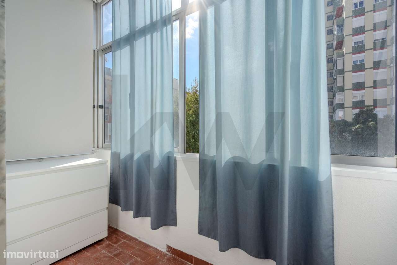 Luminoso Apartamento com Duas Frentes e Orientação Sul na Damaia – Pro-21