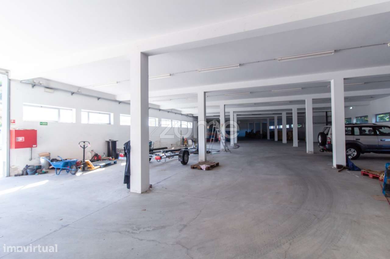 Armazém Industrial com 2.437m2 em Ronfe, Guimarães - Grande imagem: 1/26