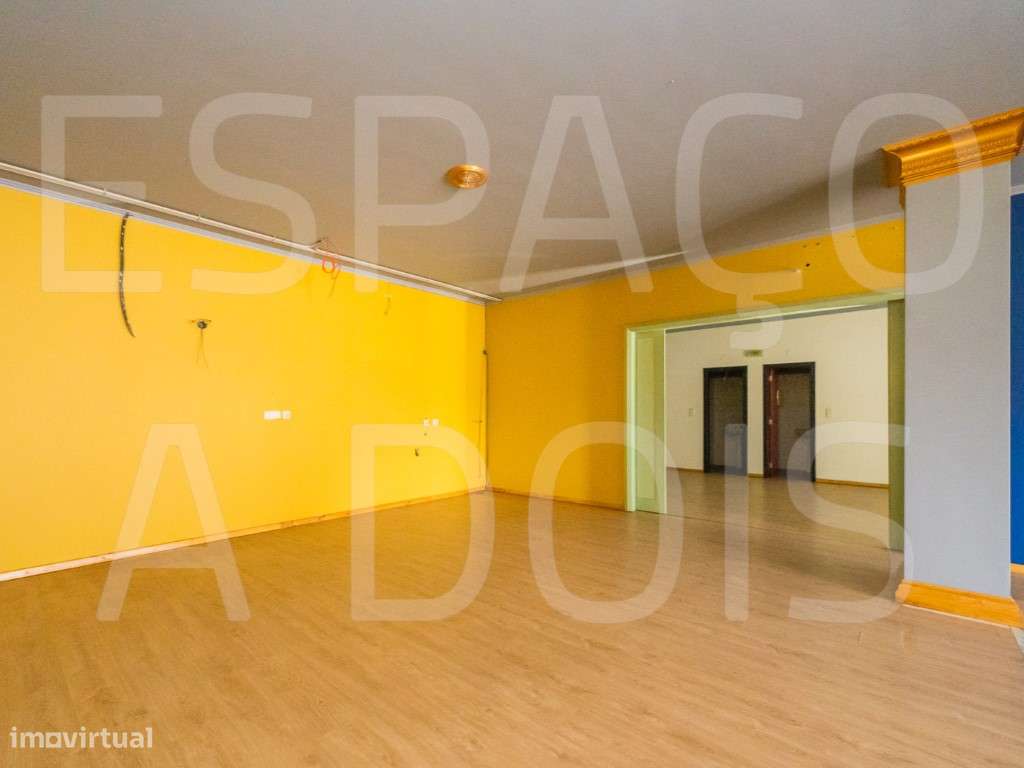 OPORTUNIDADE! Área Ampla,131m2 de área útil, Grande Montra; 2 casas...-10