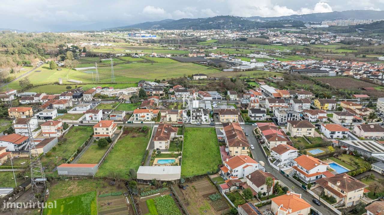 Lote de Terreno Urbano com 1.534m2 para construção de Moradia Individu-8