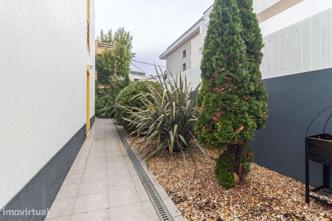 Moradia T4 isolada, estilo contemporâneo com piscina, num lote de 502m - Grande imagem: 4/60