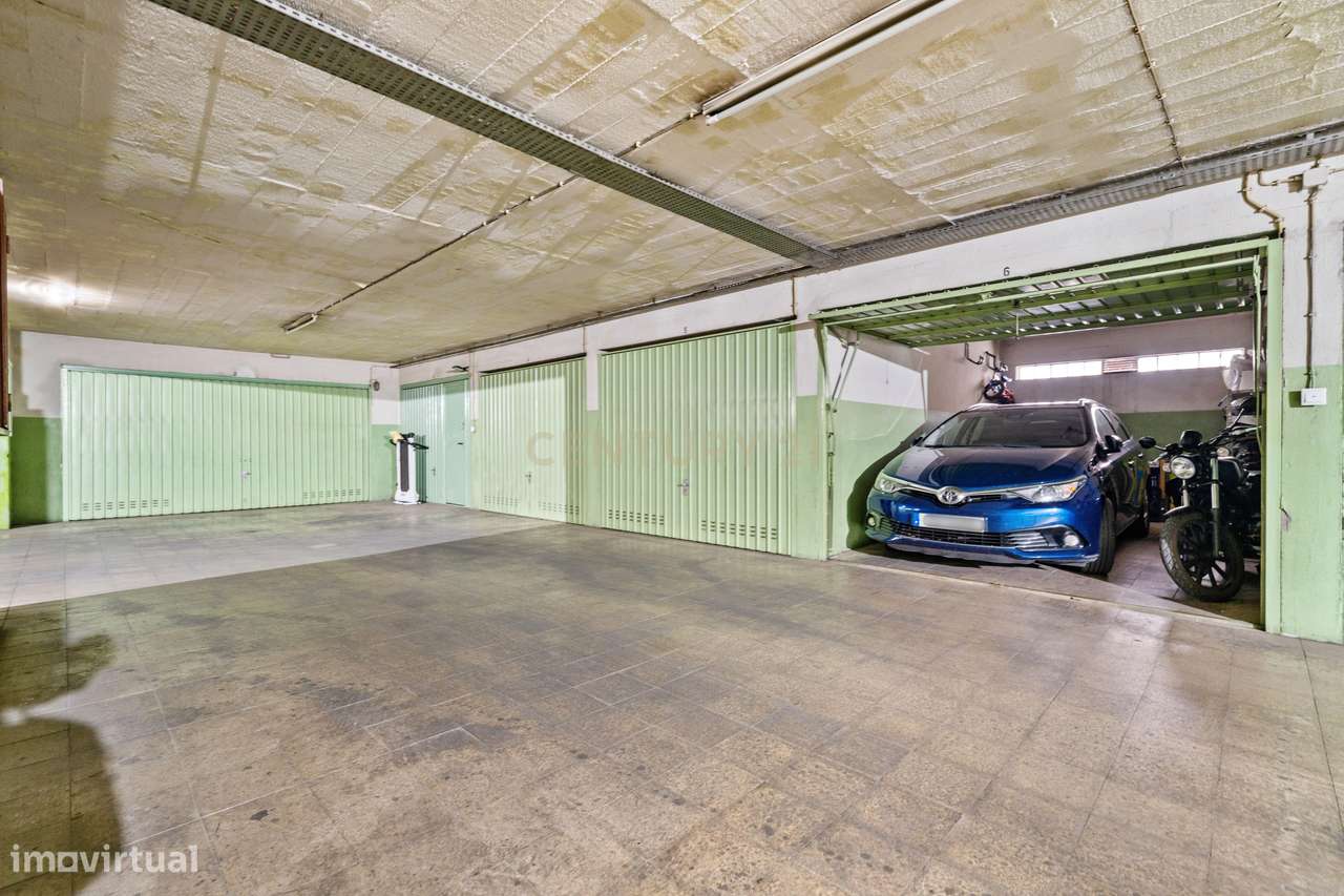 Espaçoso T3 Remodelado com Vista Rio em Cacilhas (+ Opção de Garagem B-24