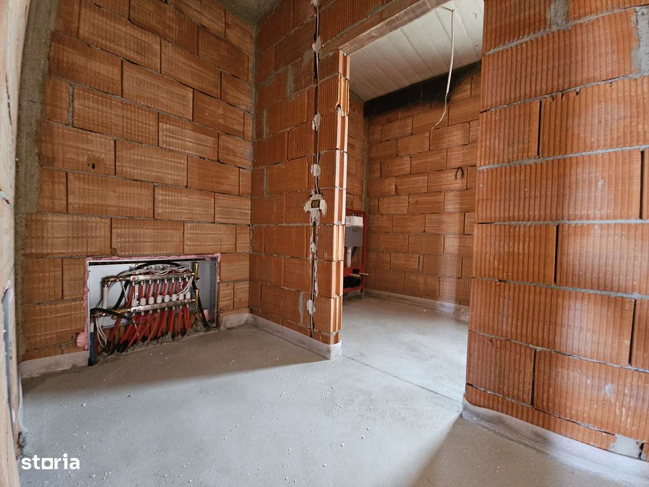 Duplex despartit prin garaj P+E  si la dor 100 ml de drumul principal-3