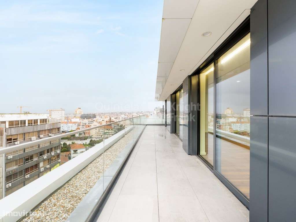 Penthouse T4 com terraço generoso e zona de bem-estar em Gaia - Grande imagem: 4/25