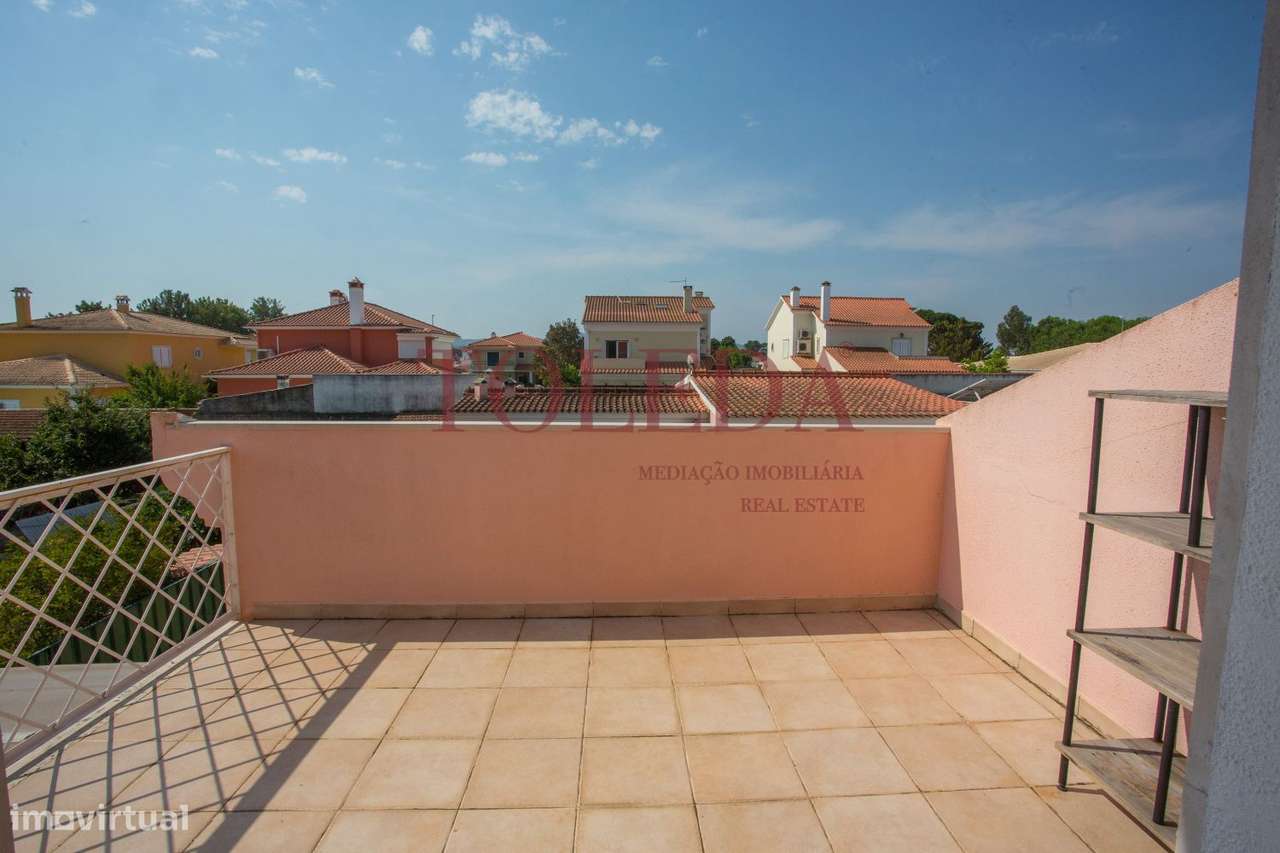 Moradia Isolada T4 em Azeitão com Piscina, Garagem e Churrasqueira-33