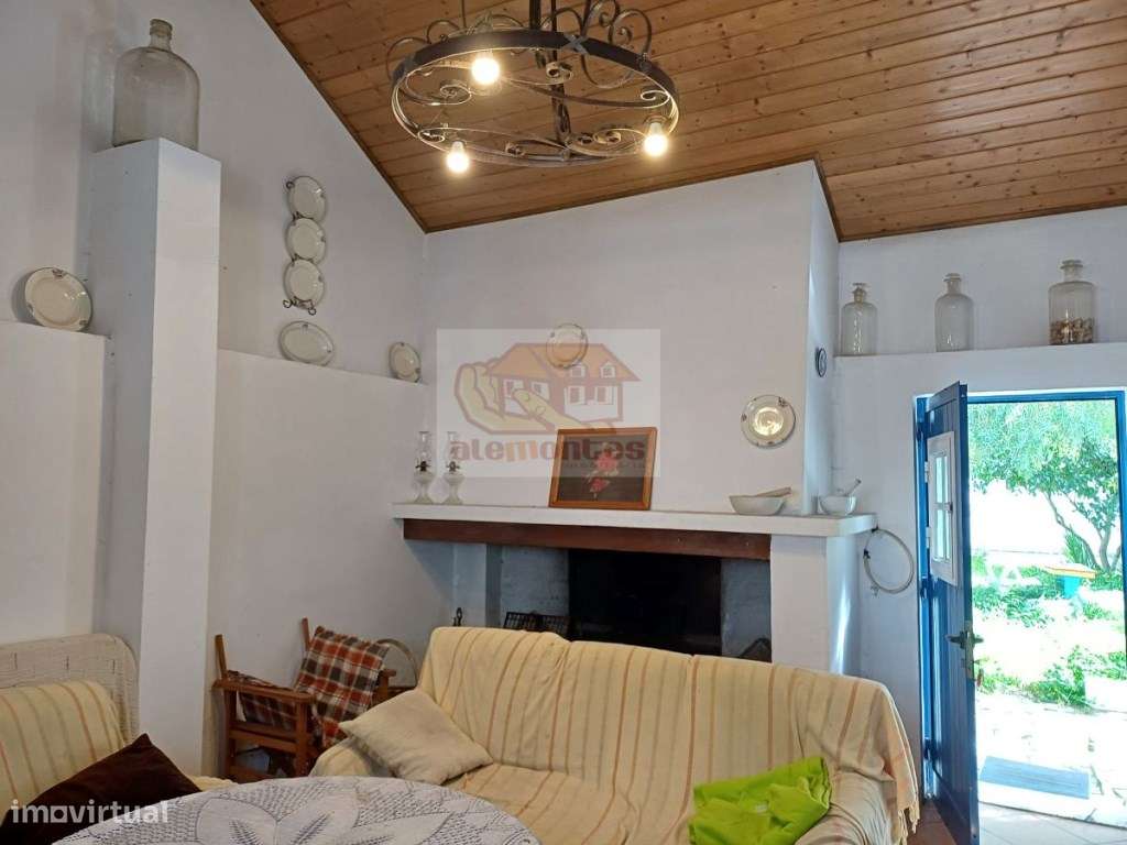 Moradia com quintal e piscina em Grândola para remodelar-5