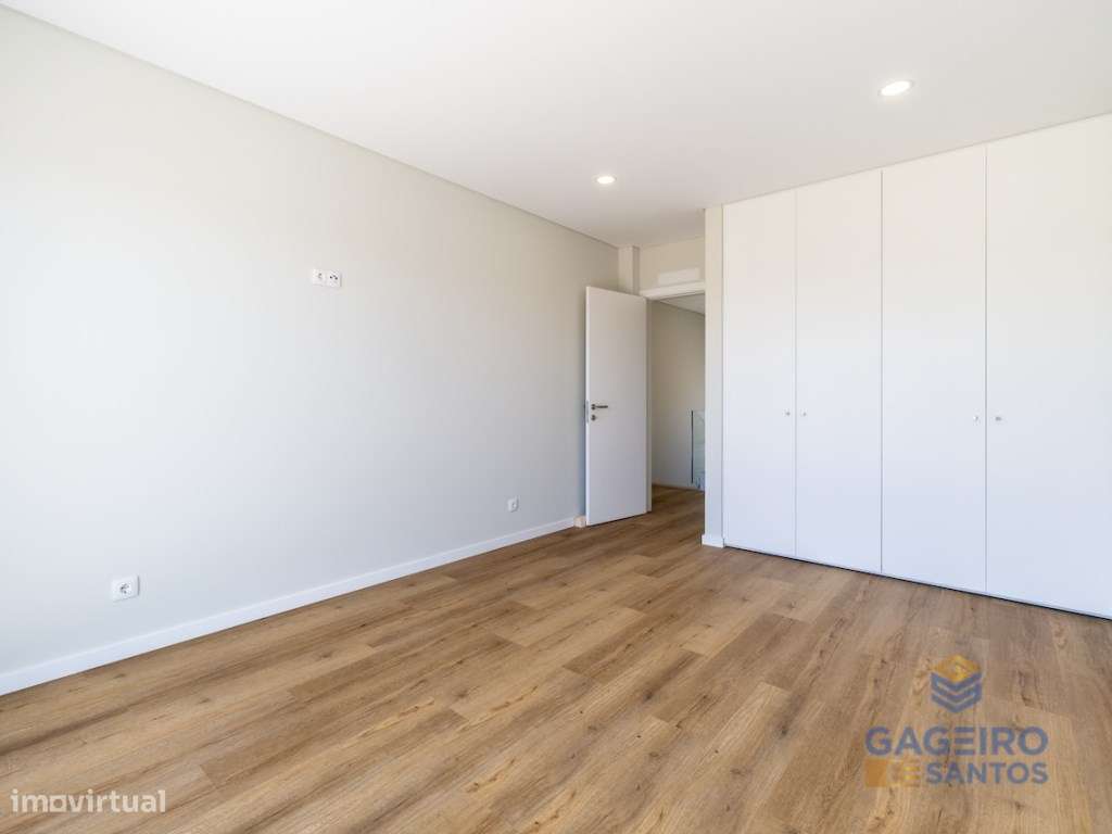 Moradia T4 com piscina, nova e pronta a habitar a 4 km da baía de S...-40