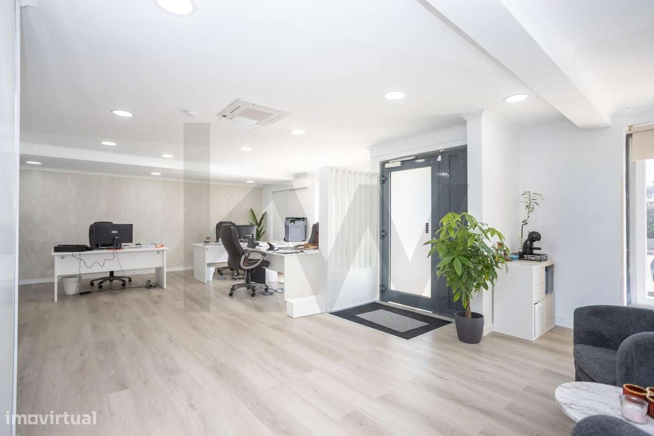 Espaço Comercial (Loja) no Centro de Corroios: Espaço Amplo, Remodelad-3