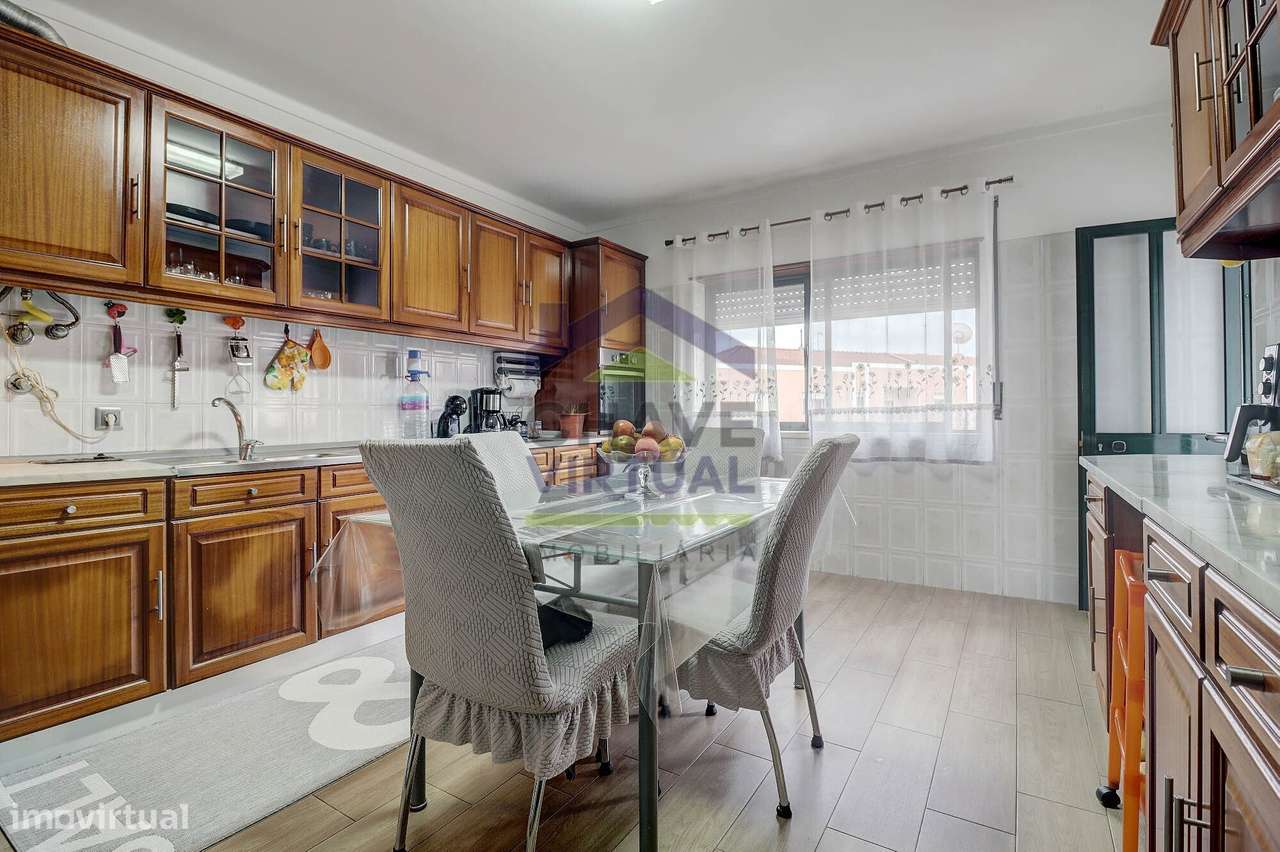 Apartamento T3 com Sótão Amplo - Centro Bombarral-18