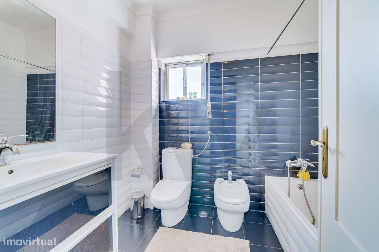 Apartamento T2 em Monte Abraão: Espaço, Luz e Conforto-11