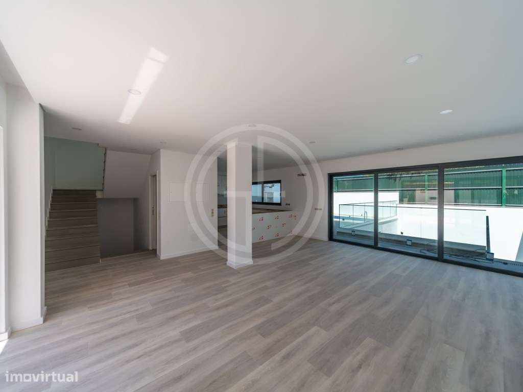 Moradia V3+1 com piscina privada em Gambelas-15