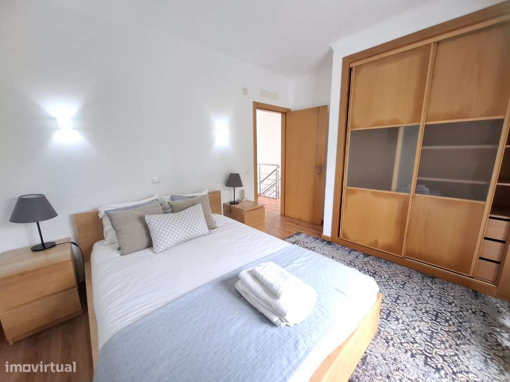 Moradia V2+1 em banda com vista frontal sobre o oceano e as icónica...-14