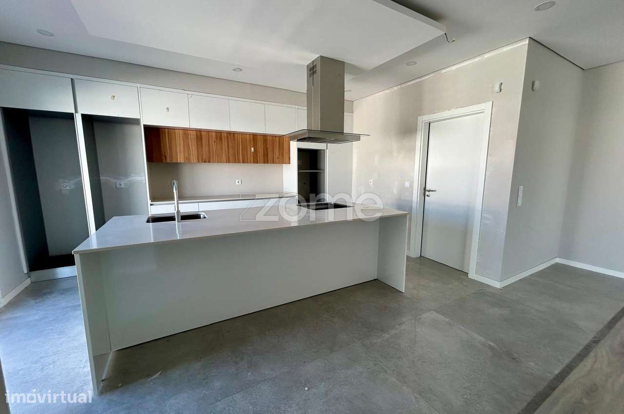 Moradia T4 com piscina, suíte e garagem em Azeitão-5