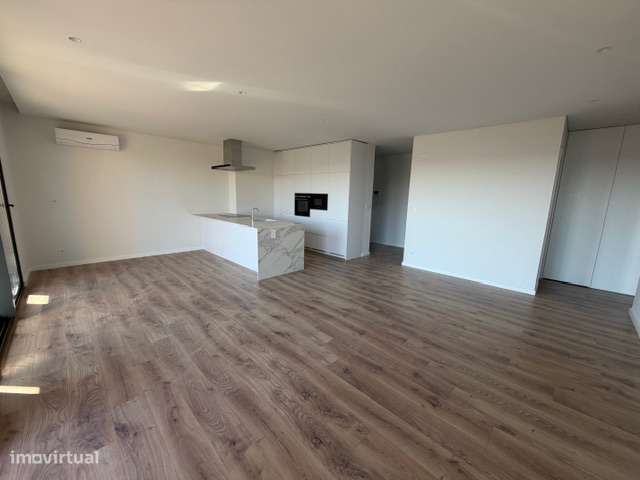 T2 em suítes, Varanda de 35,59 m² e Box para 2 Viaturas | Oeiras Golf-1