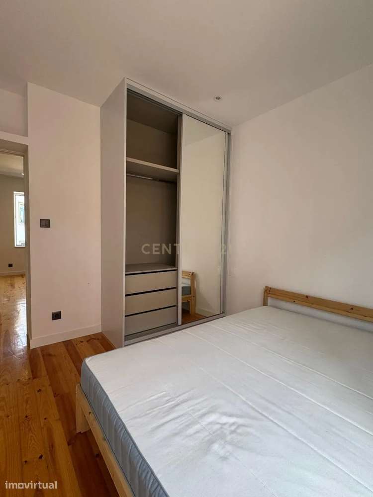 T2 Renovado no centro do Porto – Acesso direto a pátio + arrumo com lu-11