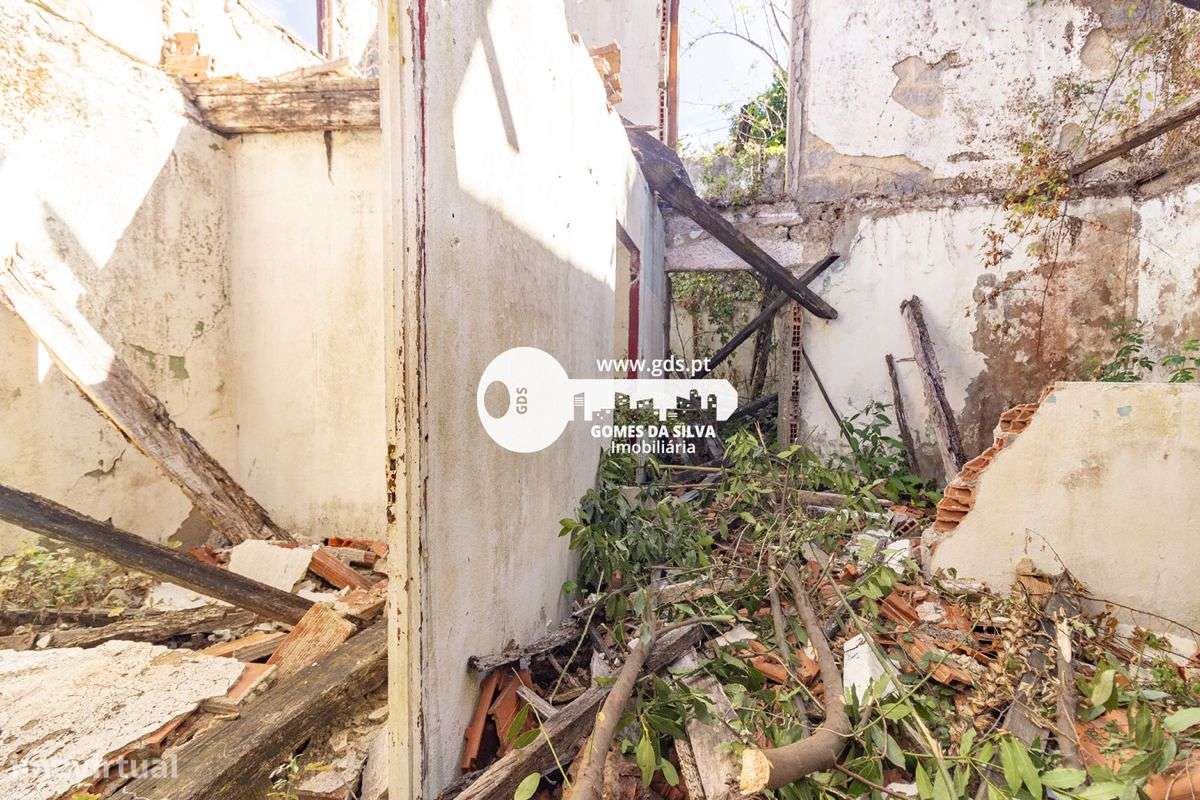 Moradia tri-familiar em ruína com afetação de comércio e habitação-6