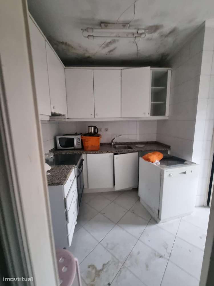 REF2010 - MORADIA C/Garagem e Jardim - Rua Duque Saldanha, Porto-8