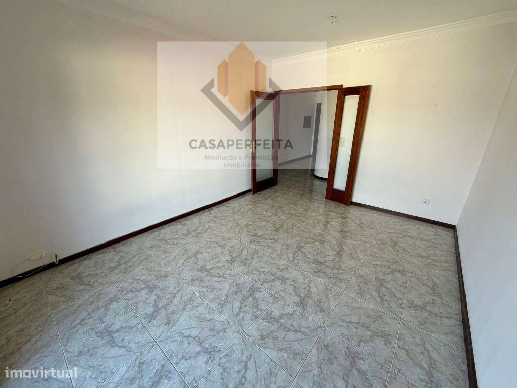 Fabuloso Apartamento T2 com Varanda e Box - Olival - Grande imagem: 4/20