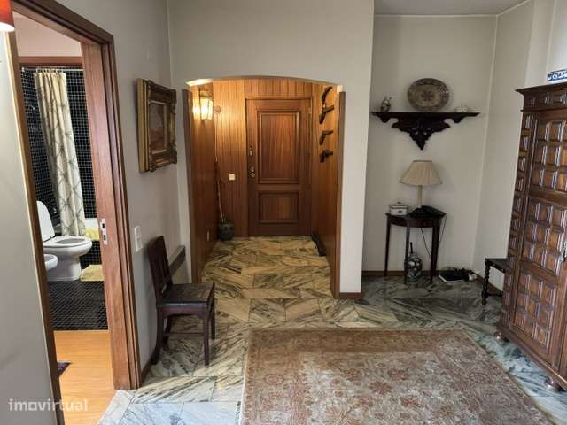 Apartamento T5 na Rua do Campo Alegre-8