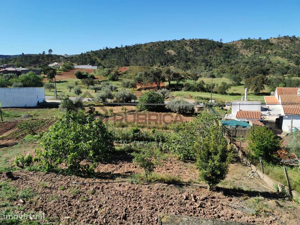 Duas Moradias com terreno com grande potencial - Grande imagem: 2/31