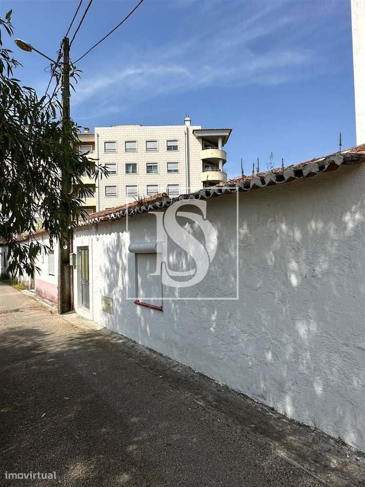 CONJUNTO DE 4 HABITAÇÕES EM ZONA URBANA — LOCALIZAÇÃO PRIVILEGIADA-10