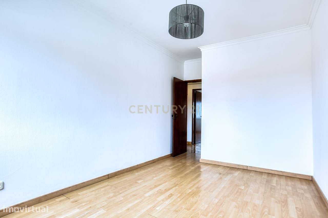 T2 no Seixal – Parcialmente remodelado, com 2 varandas e excelente lum - Grande imagem: 4/21