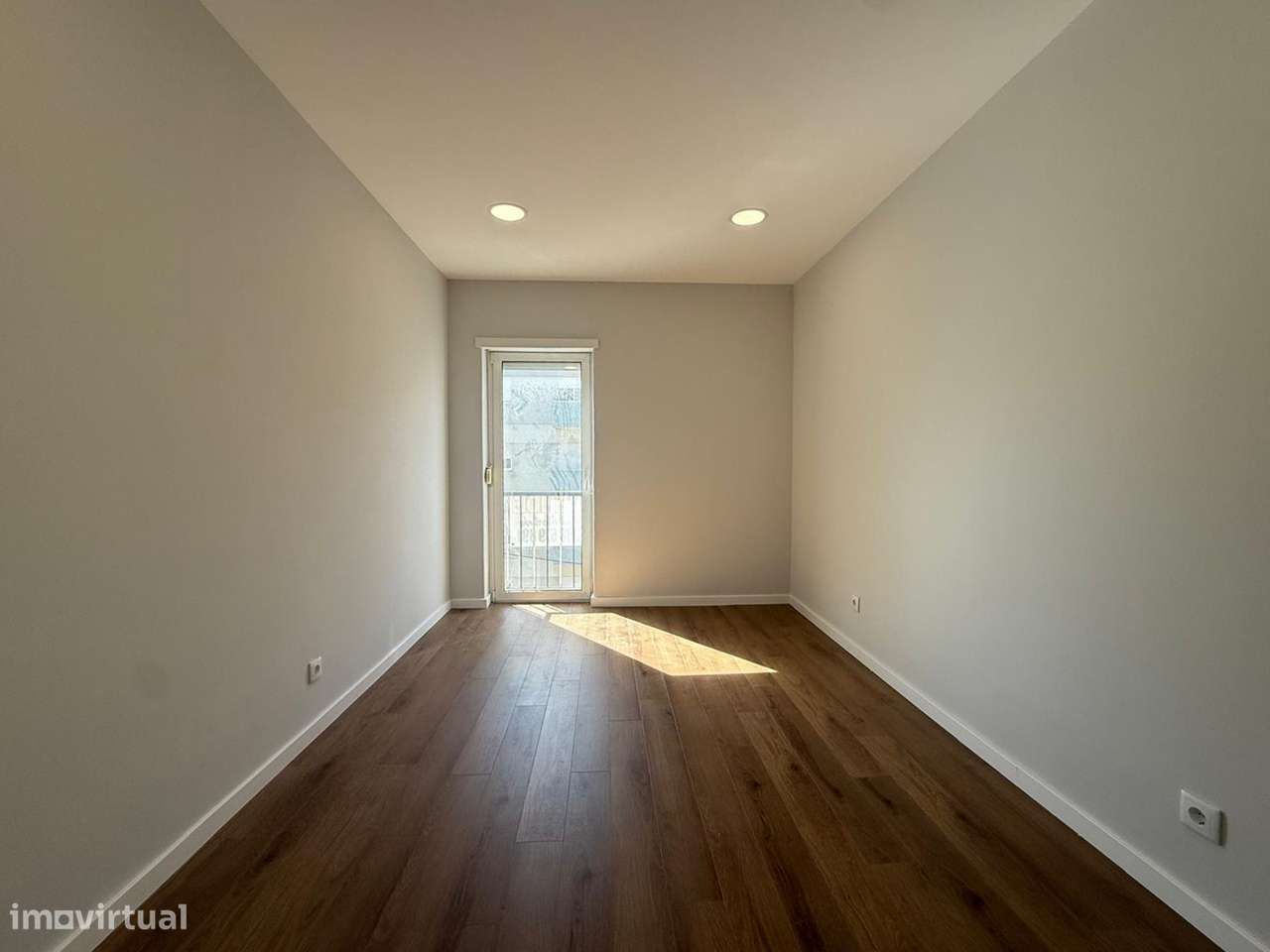 Apartamento T4 transformado em T3 Remodelado no Laranjeiro, Almada-10