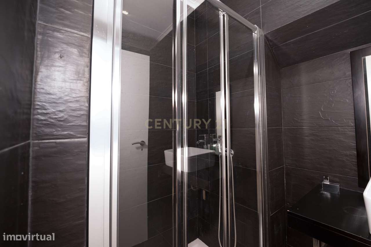 Prédio c/ 2 apartamentos (T1 e T2) com Pátio e Terraço - Centro Histór-15