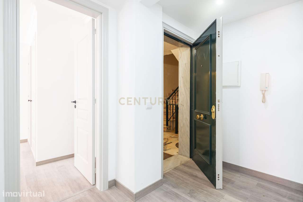 Apartamento T2 remodelado, com lugar de garagem em Amora, Seixal - Opo - Grande imagem: 2/14