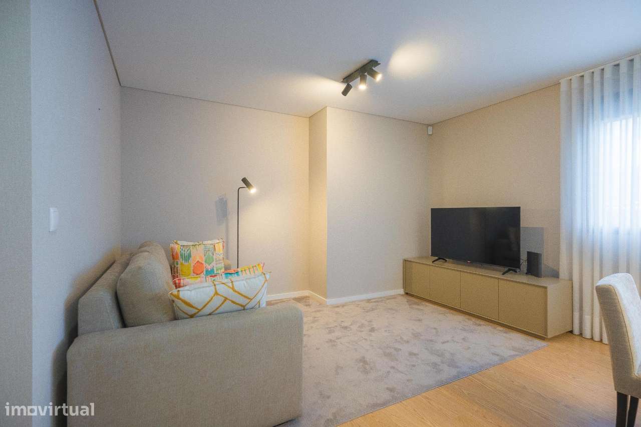 T1 Moderno e Luminoso com Metro Próximo e Acesso Rápido à Praia...-1