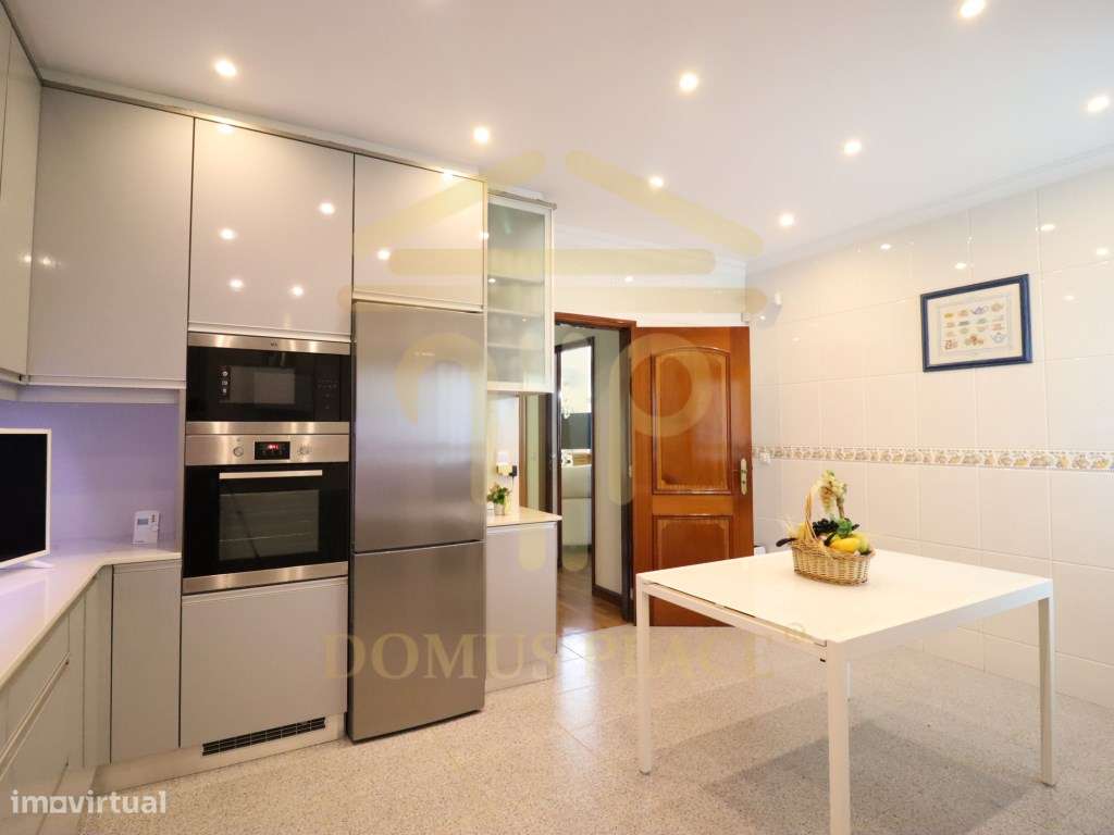 Moradia com Cave, Piscina e Terreno de 1878m² - Lavra
Vendida tota...-9