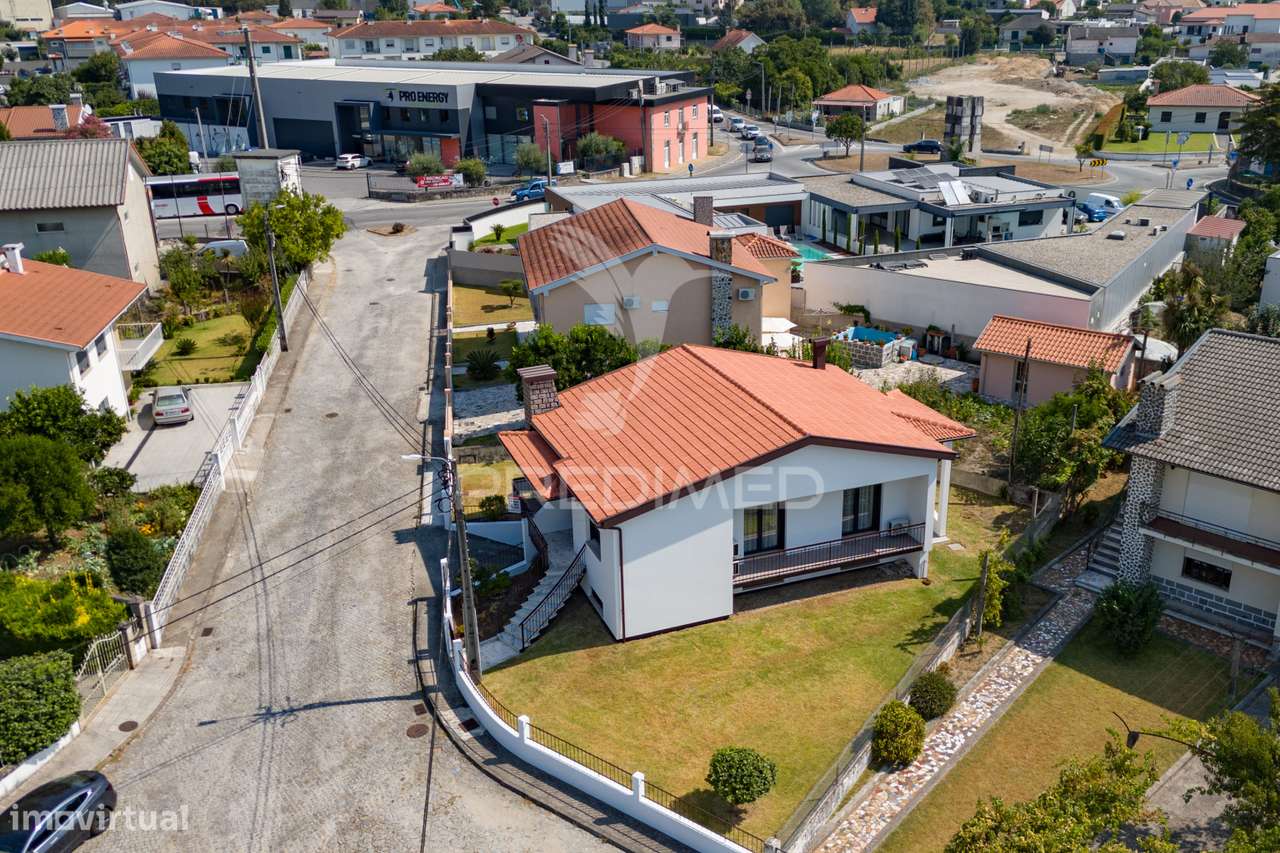 Moradia Individual T3 - Centro de Amares (RENOVADA) - Grande imagem: 3/40