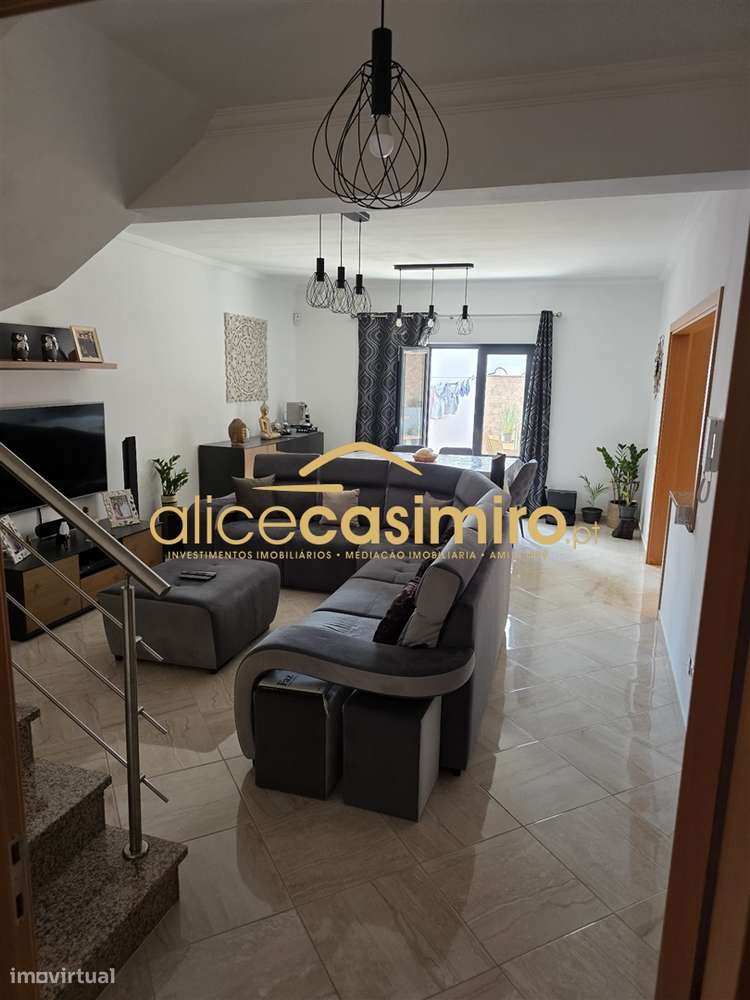 Moradia T4 - boas áreas- excelente estado!-13