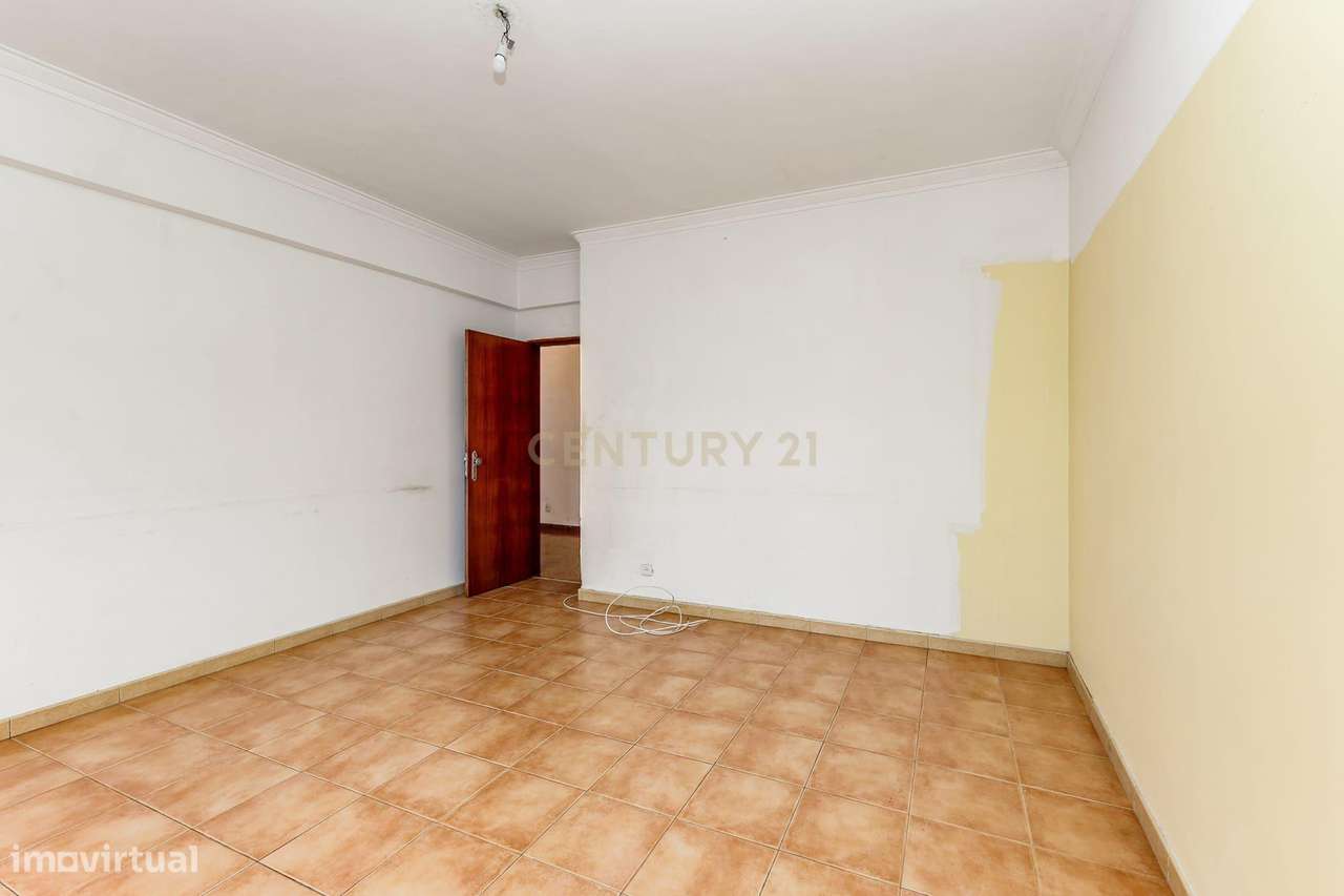 Apartamento T2 com Excelentes áeas | Para Remodelação-2