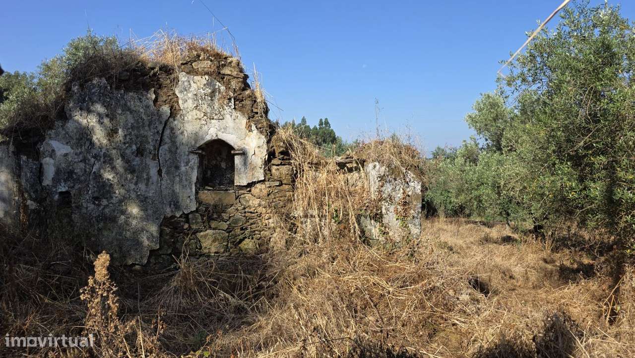 Ruína nas Olalhas a 3 kms de Ferreira do Zêzere e do Rio Zêzere - Grande imagem: 2/26