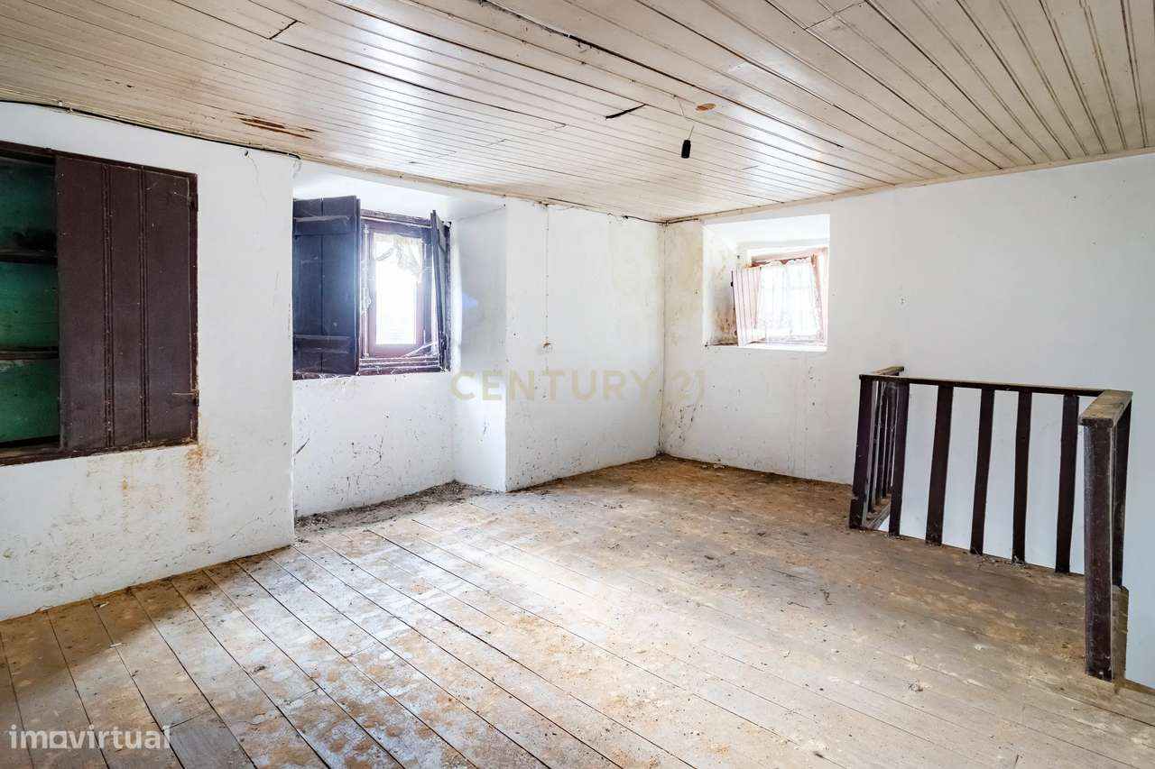 Moradia em ruína, dentro das muralhas em Óbidos-6