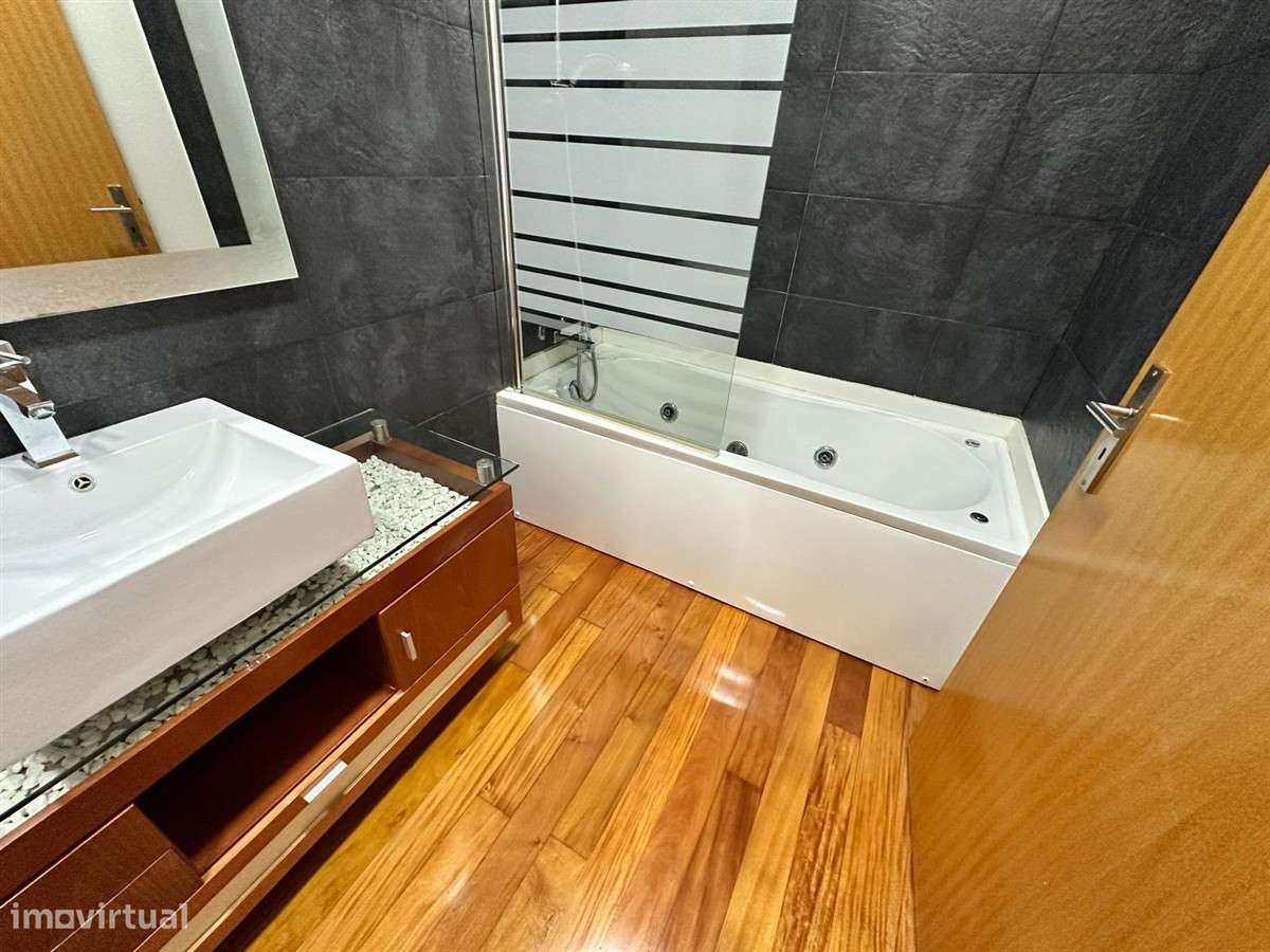 T4 Condomínio fechado com piscina-Póvoa de Varzim-Garagem-16