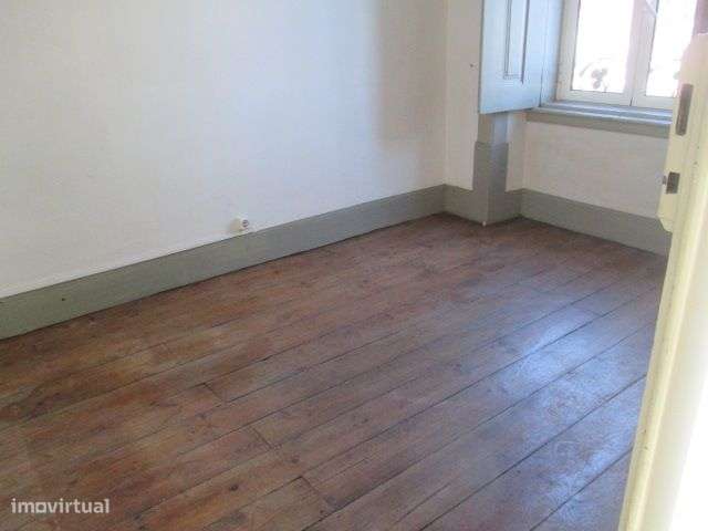 Vivenda na Av. Dias da Silva-8