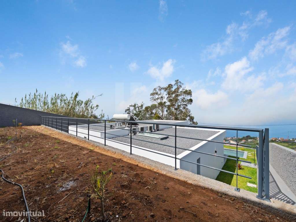Moradia T3 com Piscina e Vista Mar no Arco da Calheta-36
