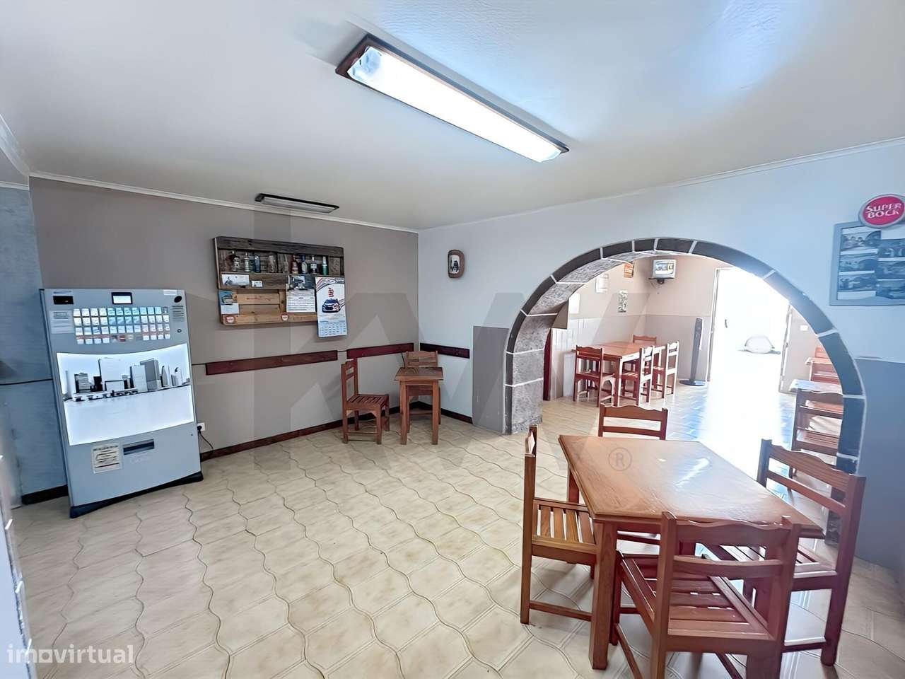 Moradia T4 com 2 Espaços de Comércio, no centro de Vila do Porto. - Grande imagem: 2/26