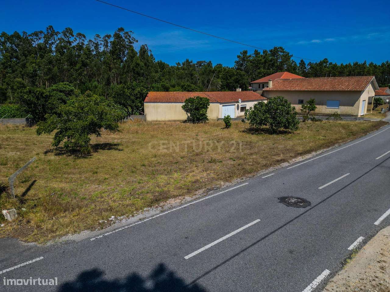 Terreno com cerca de 2.400 m² e viabilidade de construção em Moinhos d-20