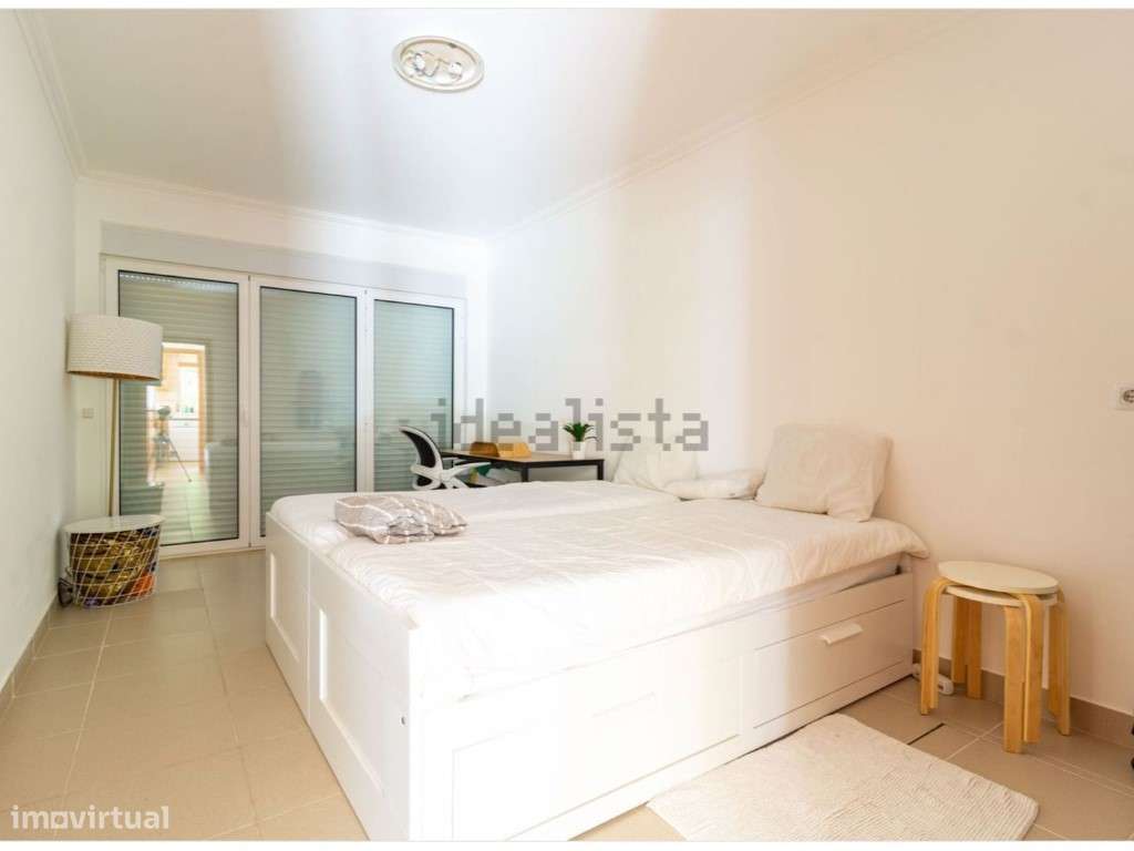 Moradia T4 com Piscina e Jardim nas margens da Lagoa-16