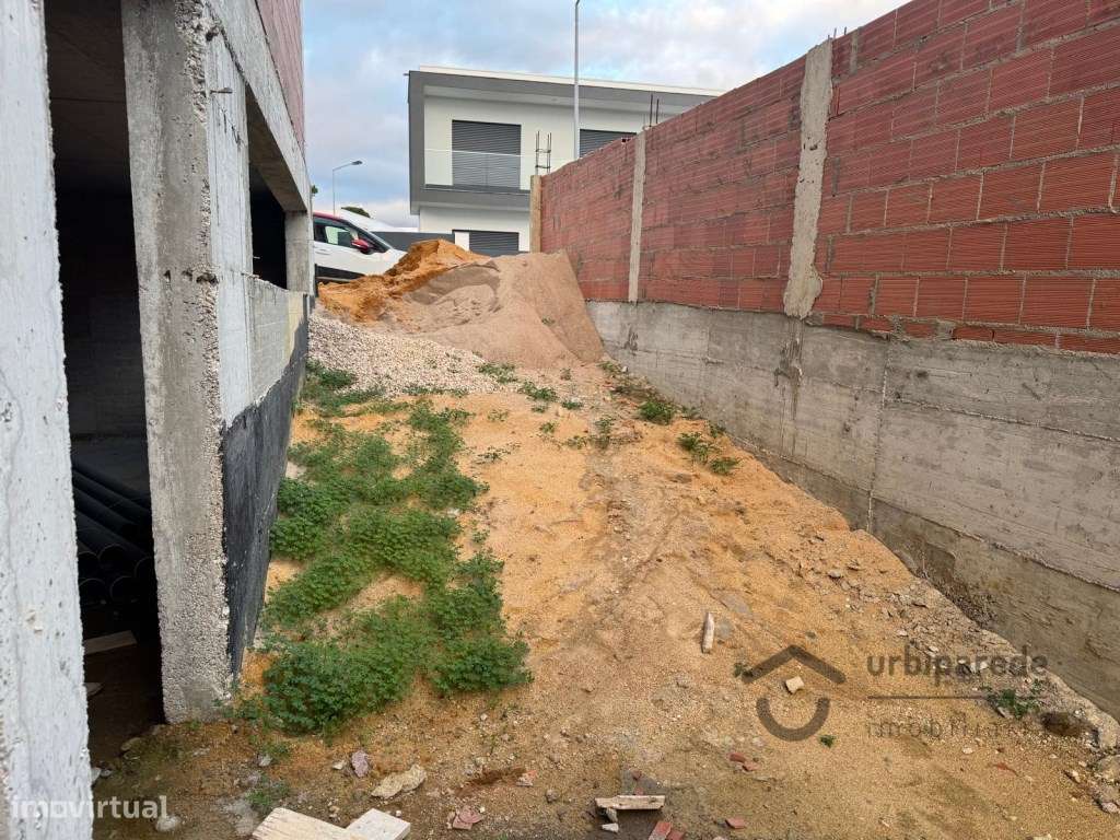 Moradia V4 na Adroana, em face de acabamento.-20