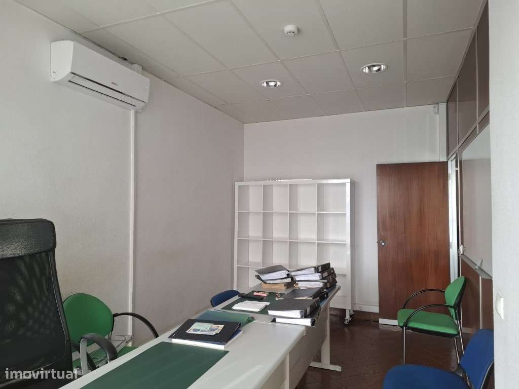 Loja transformada em escritório mobilado localizado junto à estação... - Grande imagem: 3/6