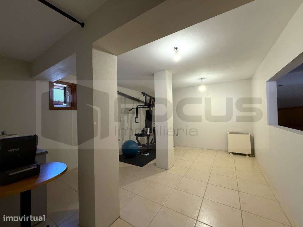 Espaçosa moradia T4 para venda em Esgueira-47